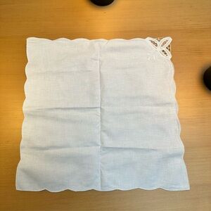 9 White cloth napkins with embroidered detail. Excellent vintage condition 16x16